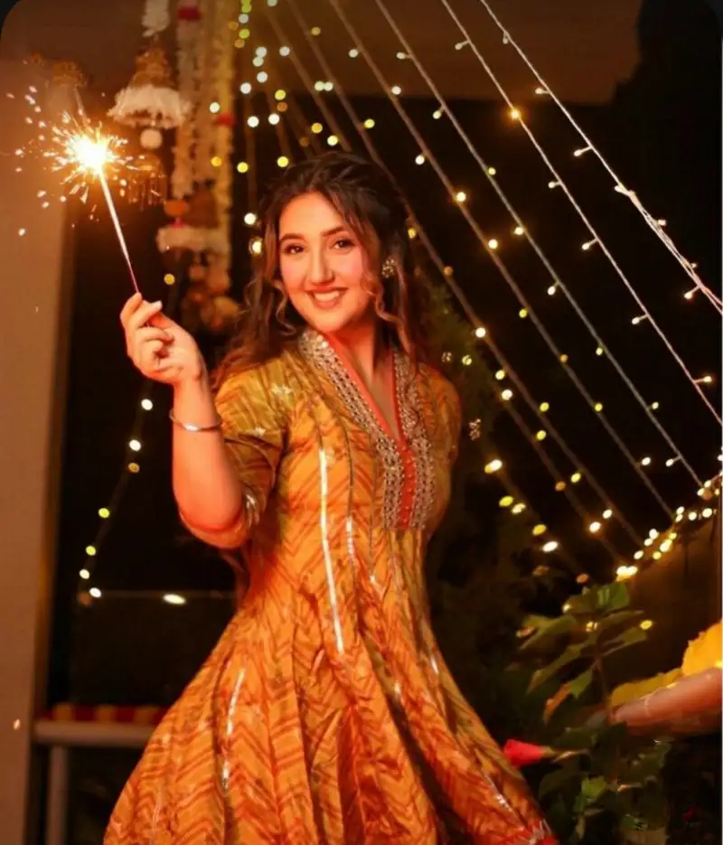 IMG_20231103_202350-1699023270809 Diwali Fashion : সামনেই দিওয়ালি, কেমন করে সাজবেন আলোর উৎসবে? দেখে নিন টিপস্